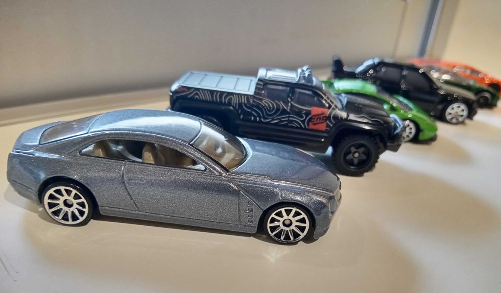 Hot Wheels e outros - 15 carros, incluindo 007 e vários Lamborghini