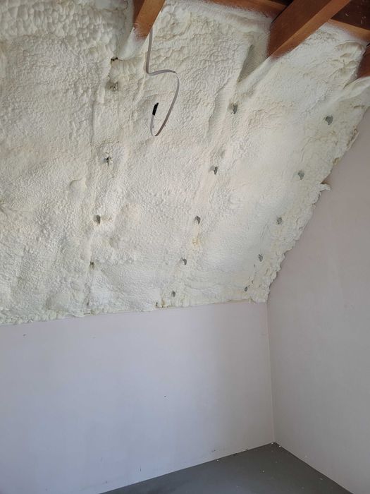 Ocieplanie piana PUR celuloza ocieplenie poddaszy izolacja domu stropu