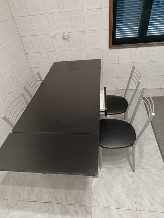Mesa de cozinha Anti-riscos + 4 cadeiras