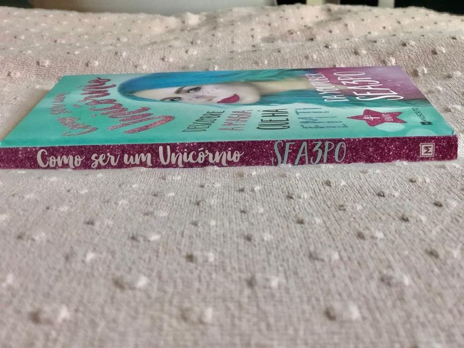 Livro "Como ser um unicórnio" da youtuber SEA3PO