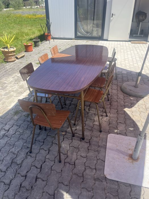 Mesa e cadeiras