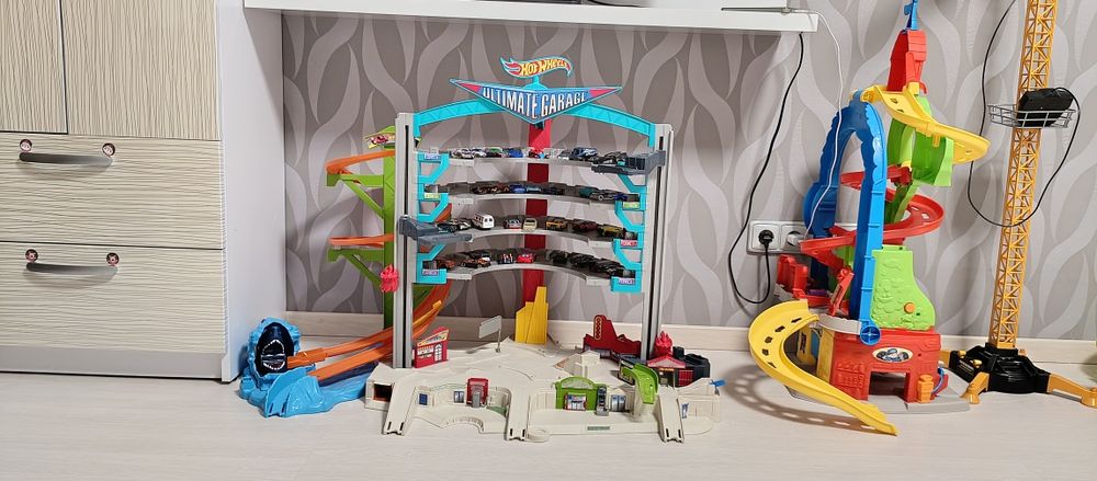 Мега гараж Хот Вилс. Большой гараж.