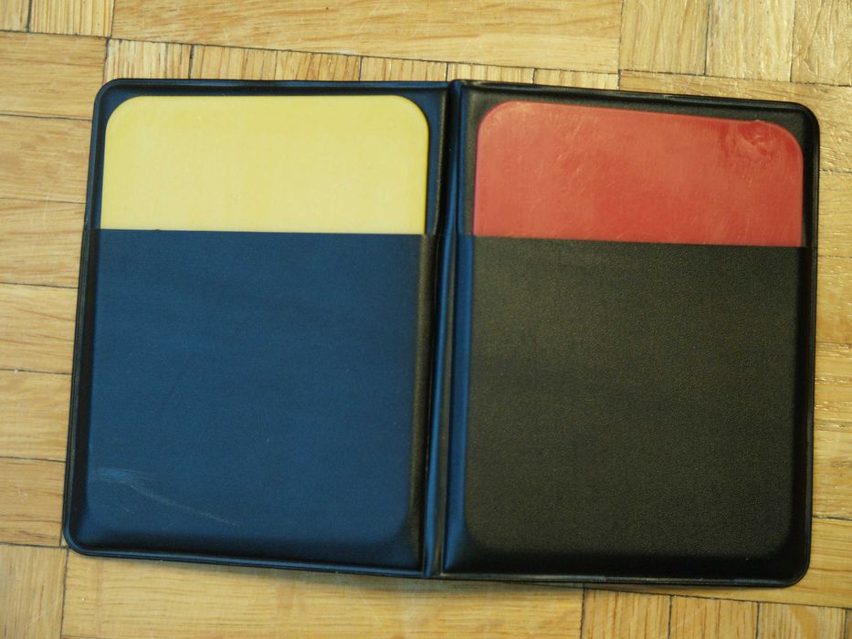 Plastikowe karty piłkarskie do sędziowania.