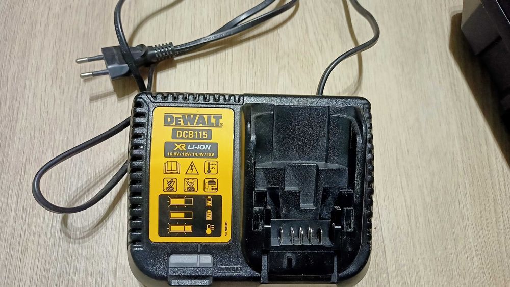 Wiertarko-wkrętarka udarowa DeWalt DCD796 z ładowarką i aku. 5Ah