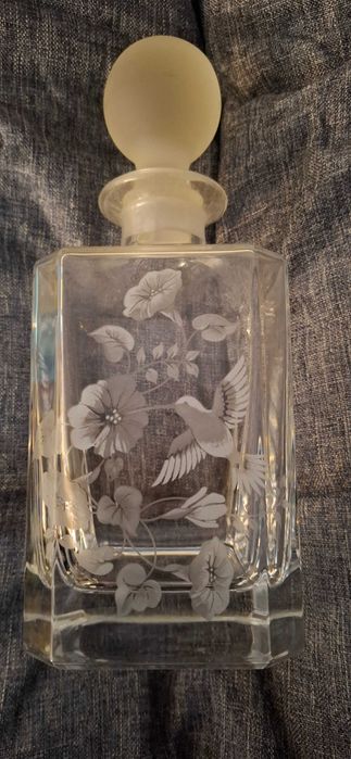 Conjunto de copos e garrafas em vidro gravado – mais de 100 peças