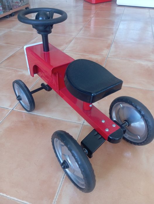 Vendo triciclo em forma trator em metal