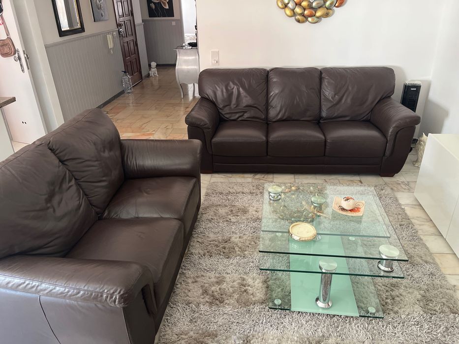 Dois sofás de cabedal ,com mesa de estar