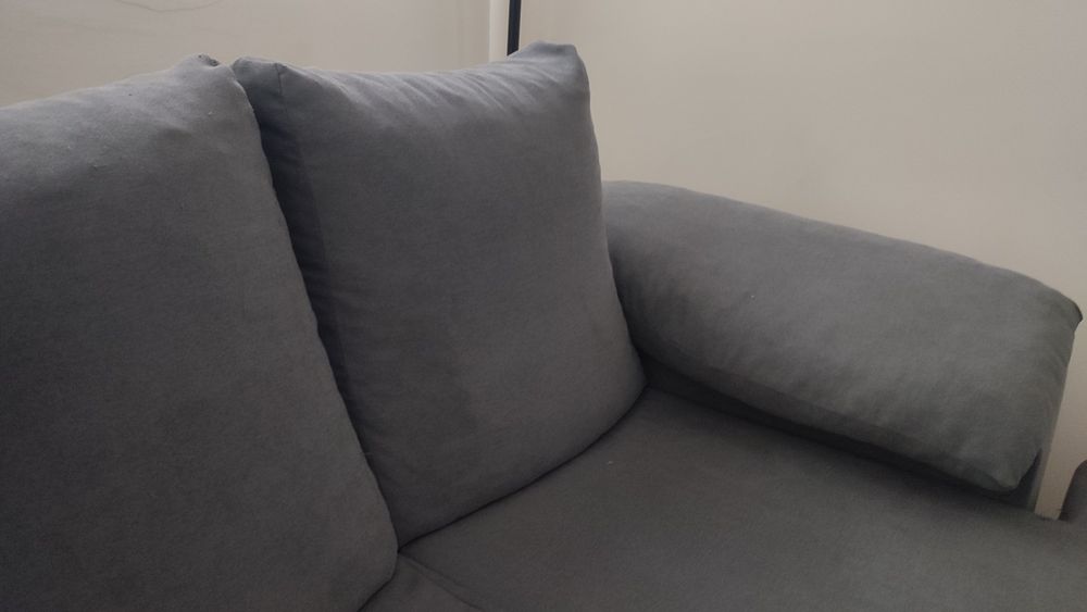 Sofá em tons cinza com chaise longue