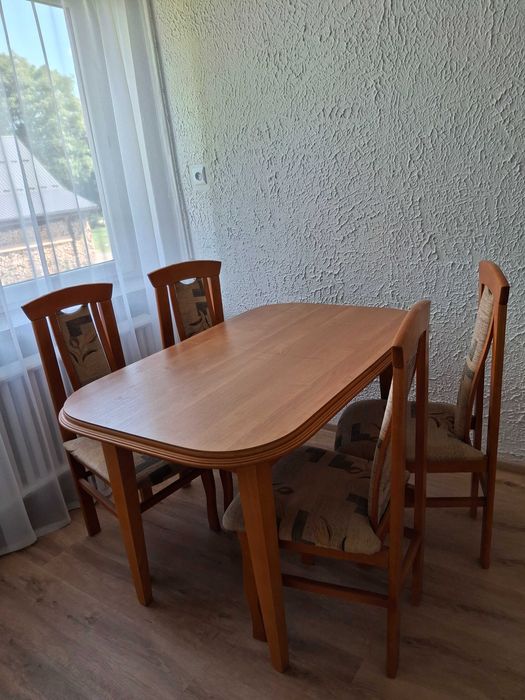 Sprzedam zestaw stół rozkladany i krzesla .
