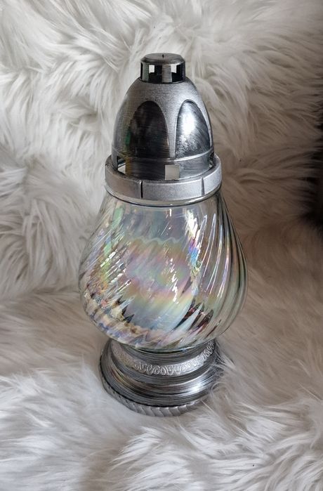 Szklany znicz tęczowe szkło mniejszy
Wymiary:

wysokość 33 cm

średnic