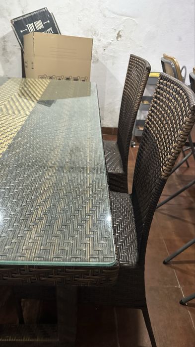 Mesa e quatro cadeiras