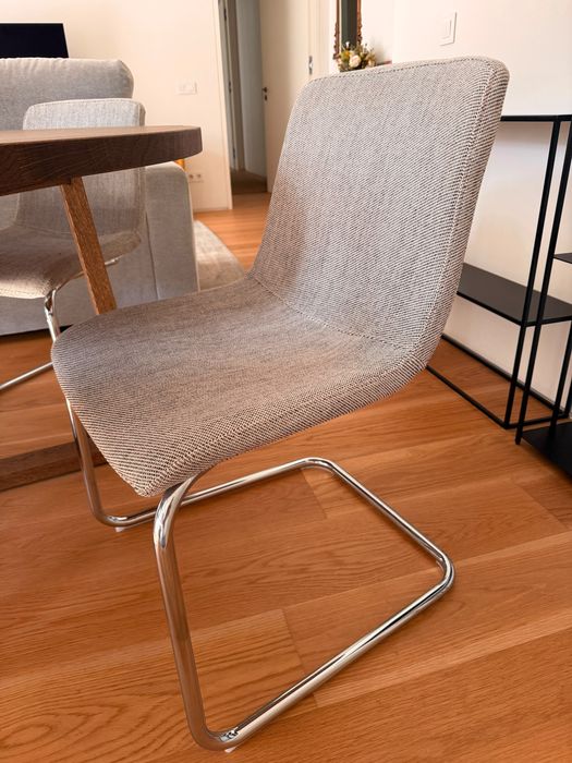 Conjunto de mesa com cadeiras