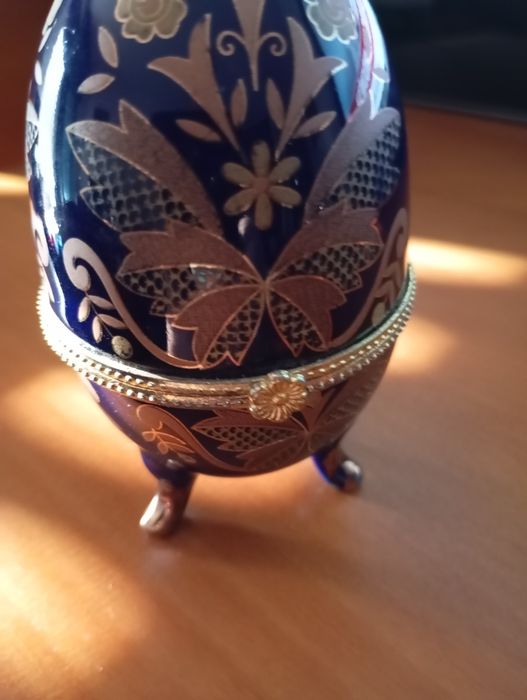 Peça loiça em forma de ovo