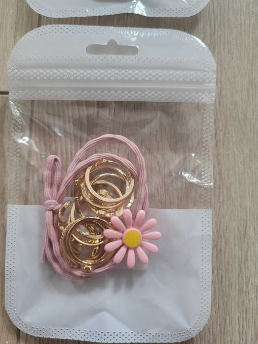 Zestaw bizuterii bransoletka i 10 par pierścionków