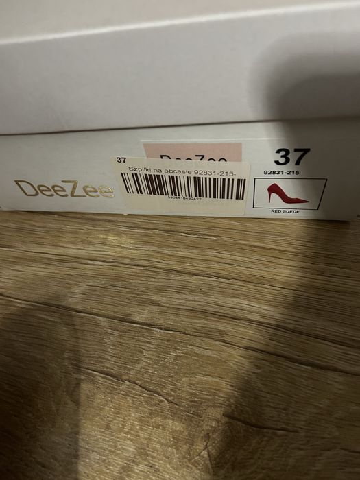 Nowe szpilki w kolorze czerwonego wina zamsz rozm 37 firma Dee Zee