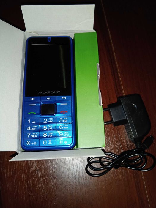 Телефон на 4 сим карты MAXFONE V12.