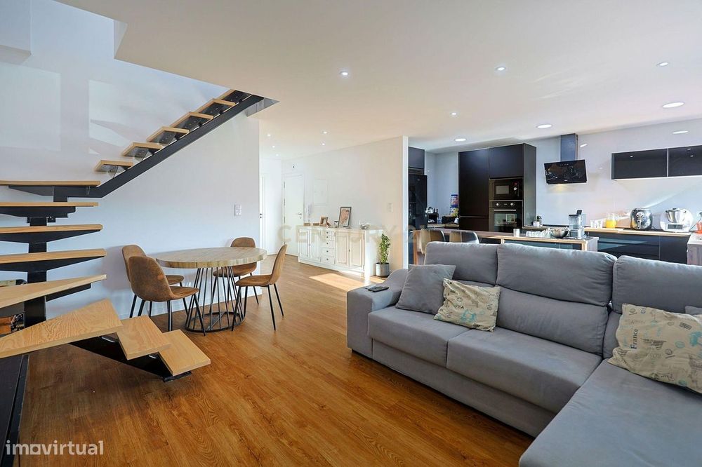 Apartamento T3 Duplex Remodelado no Centro de Corroios