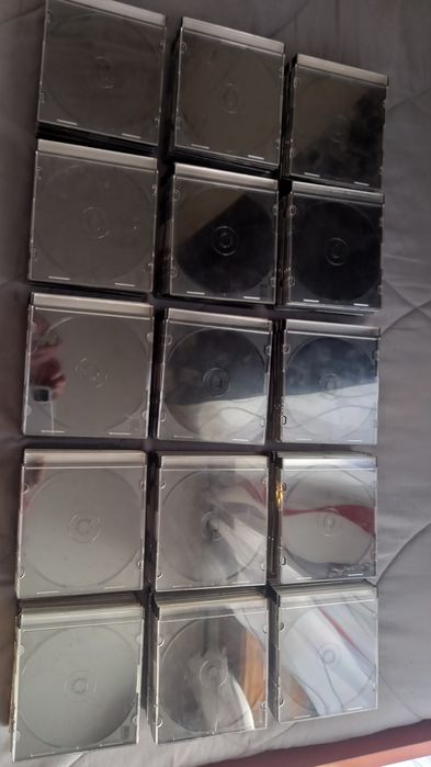 Vendo caixas de CD'S/DVD'S em quantidade.
