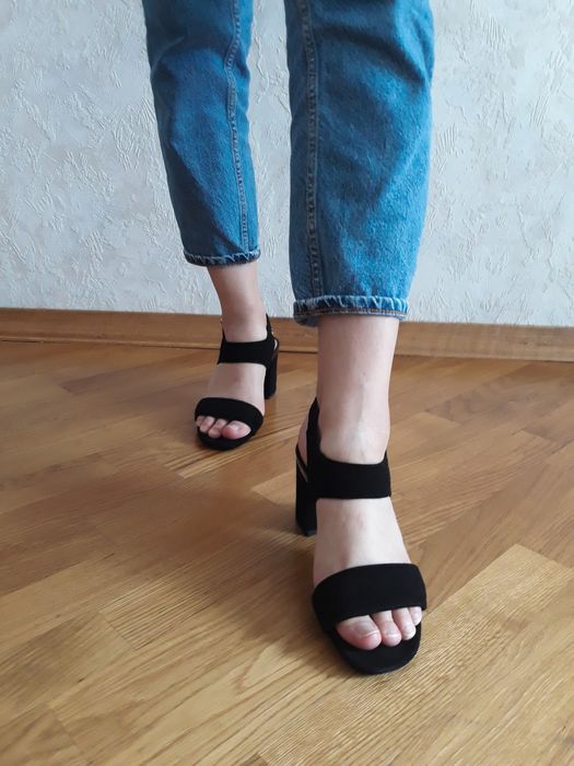 Чорні замшеві босоніжки