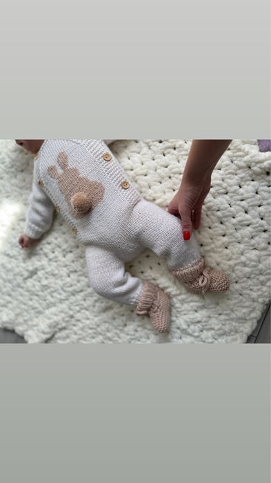 Вязаний нарядний костюмчик зайки, костюмчик на виписку на хрещення