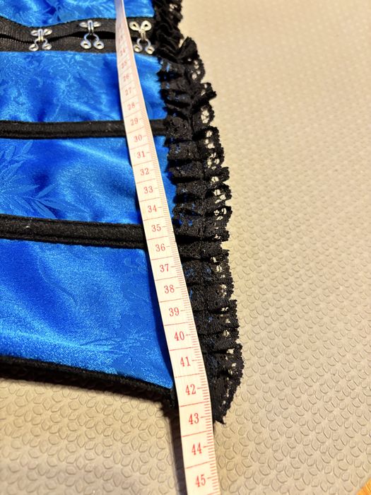 Niebieski gorset, pończochy,