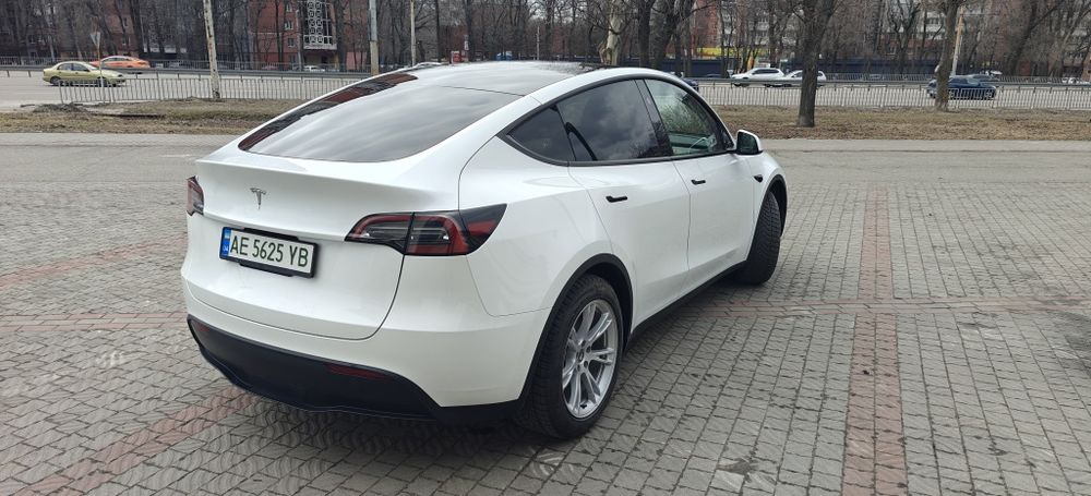 Tesla model Y 2024