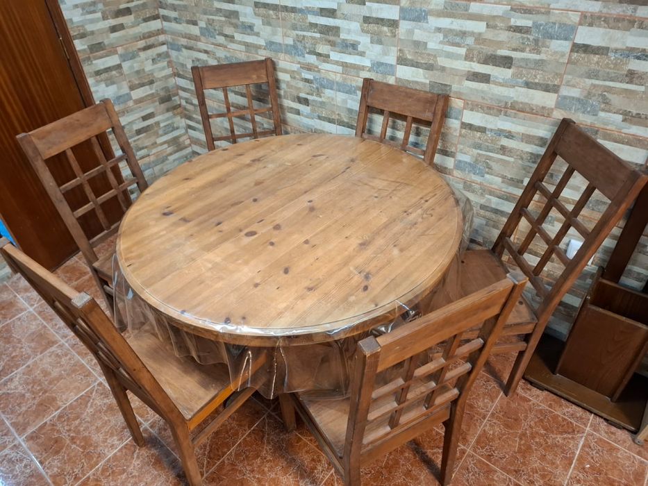 set de cadeiras e mesa