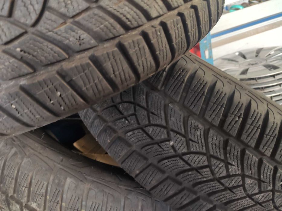 opony zimowe- 4szt. - 215/60R16 Goodyear