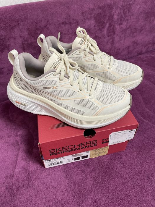 Бігові жіночі кросівки Skechers Elevate 2.0 36 розмір