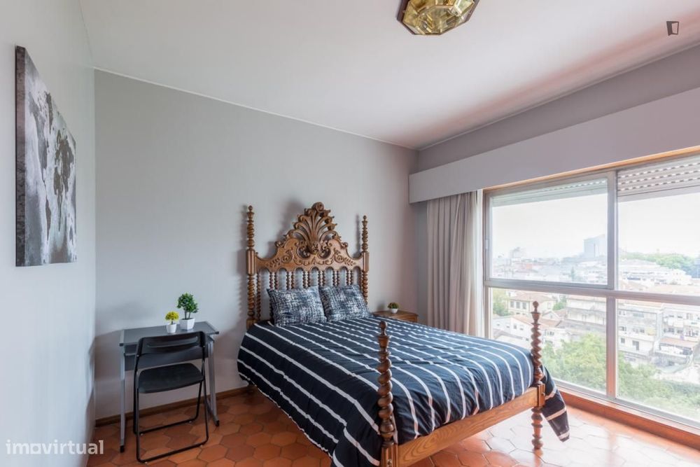 Quarto - localizado em Paranhos Porto