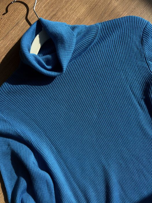 Niebieski prazkowany welniany sweter uniqlo