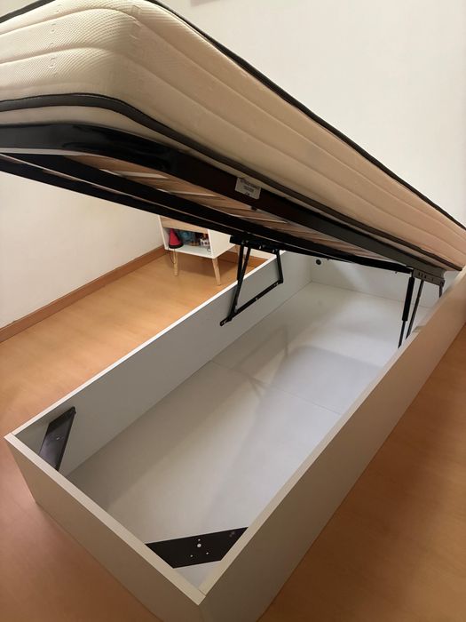 Sommier Branco, 190x90, com estrado de madeira e colchão.