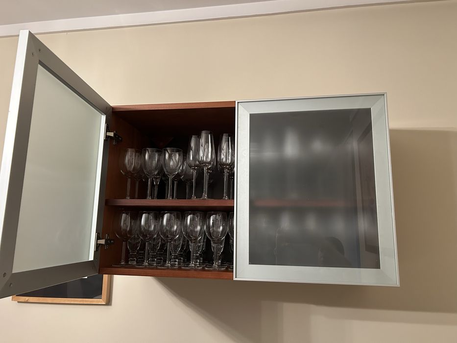 Movel suspenso em madeira, portas vidro fosco e moldura em metal.