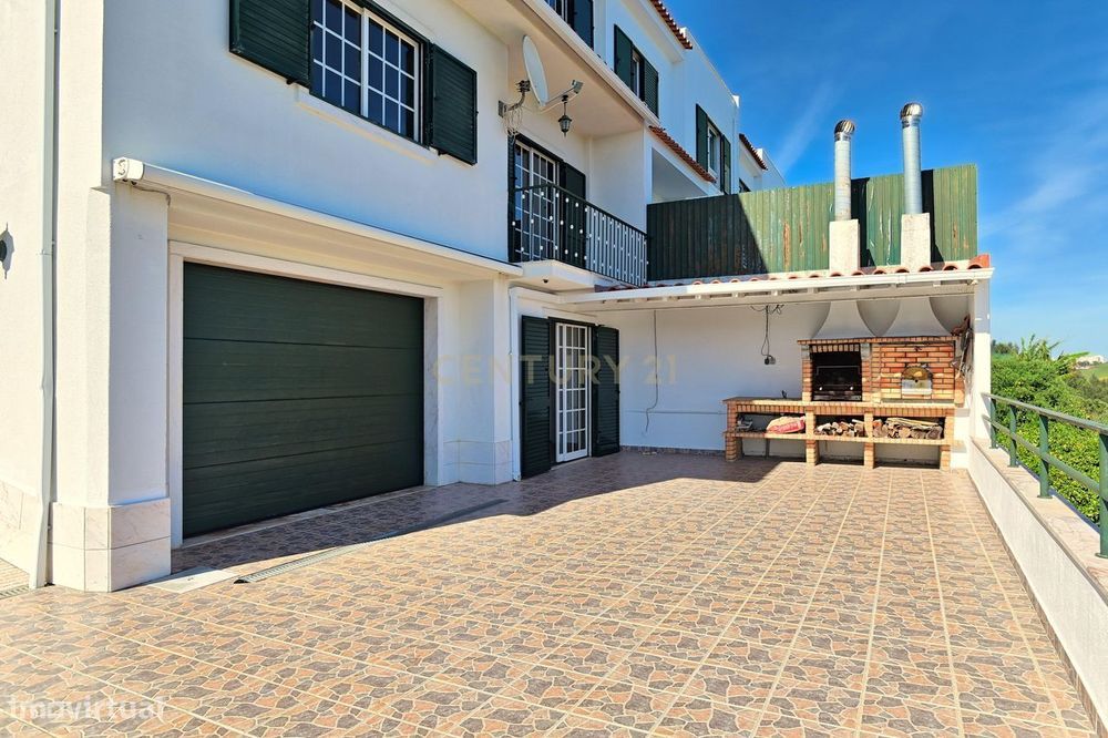 Moradia T5 de Gaveto com Terraço e Vista de Campo – Varge Mondar, Rio