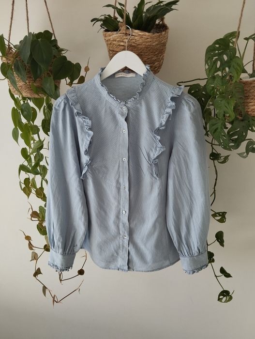 Wiosenna koszula, lekko taliowana, błękitna w prążki, falbanki, bawełn