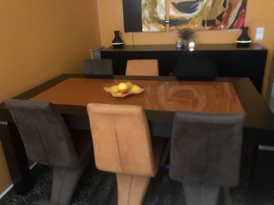 Mesa com tampo de vidro + 6 cadeiras (oferta de tapete e decoraçao)