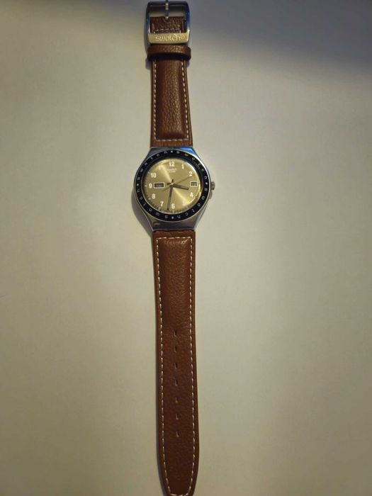 Swatch Irony YGS717 | Calendário Dia/Data | Pele Original
