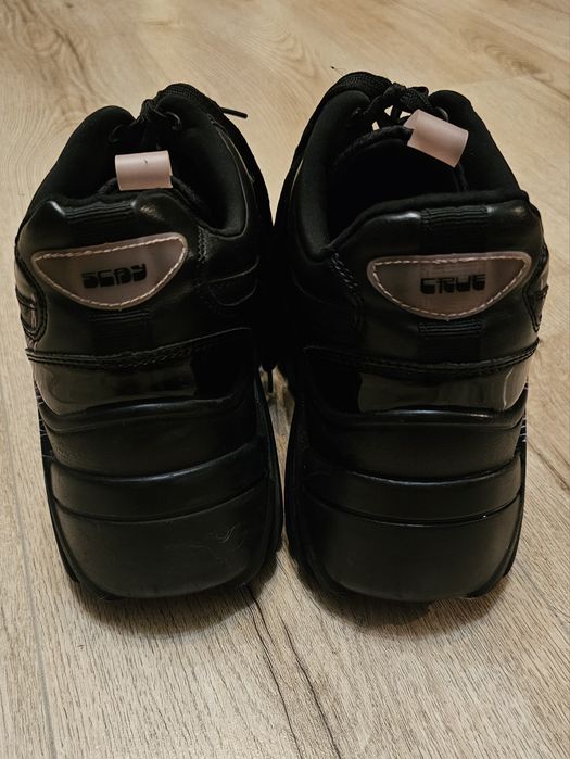 Czarne buty Bershka na platformie ze smokiem