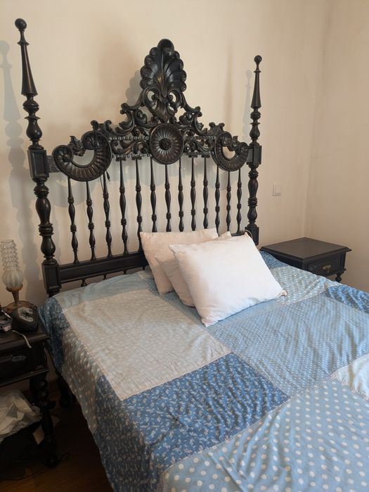 Cama de casal com duas mesinhas de cabeceira