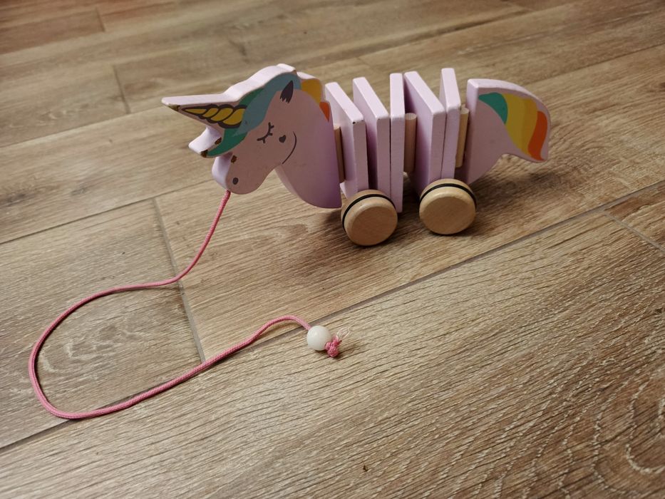 Koń konik pekaz drewniany do ciągnięcia dla dzieci różowy