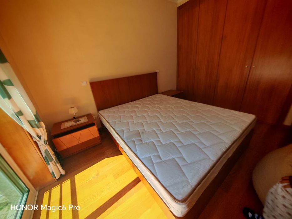 Cama com colchão 1,60x2,00 + 2 mesinhas de cabeceiras