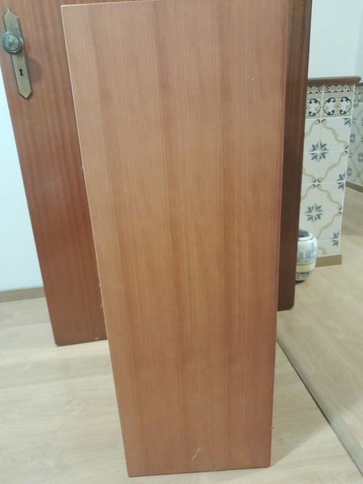 Estante com prateleiras