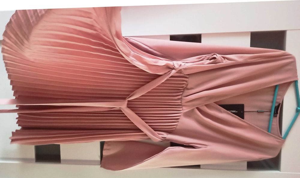 Różowa pastelowa sukienka plisowana midi Prettylittlething