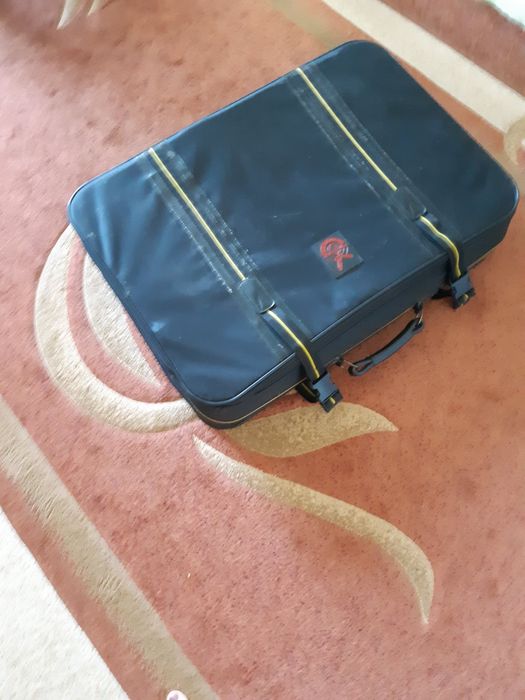 Чемодан большой очень,  сумка черный на 4 колесах  .  950 гр   USA