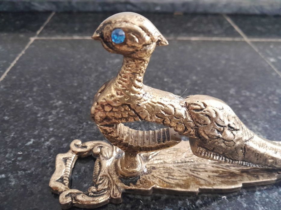 Elegantíssimo quebra nozes, abre latas, peça decorativa etc, em latão