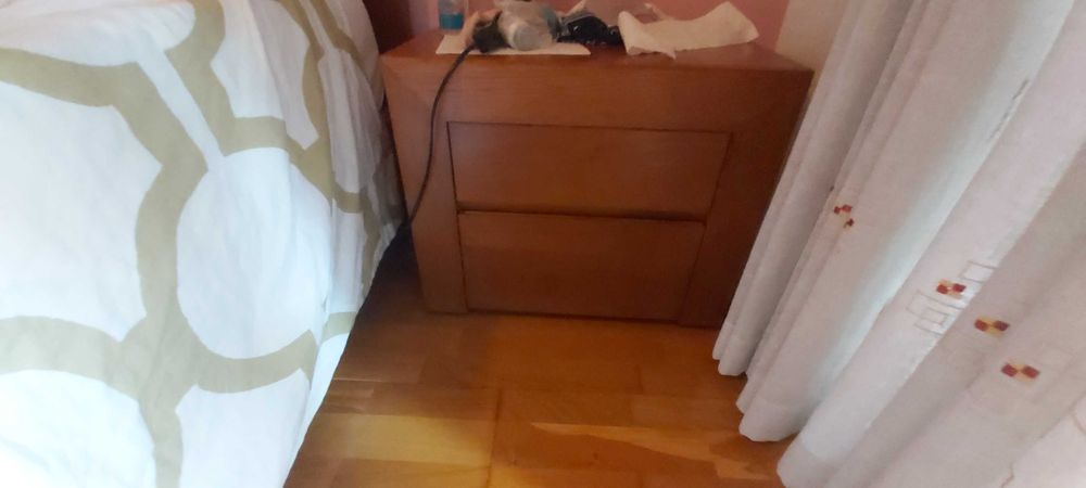 Cama de casal 140*190, mesa de cabeceira e Comoda