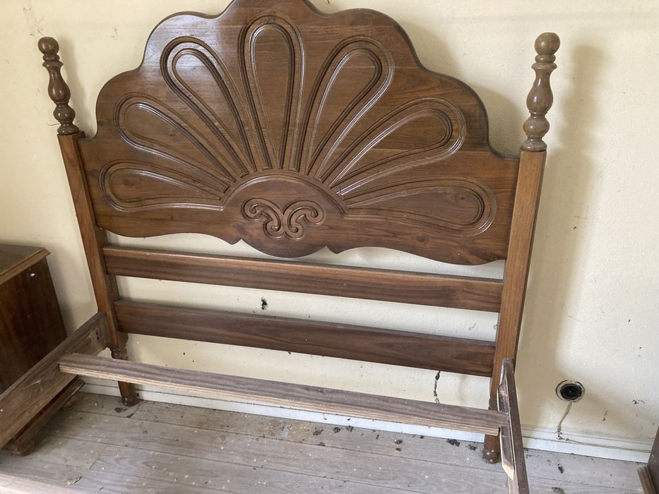 Cama de casal e mesas de cabeceira