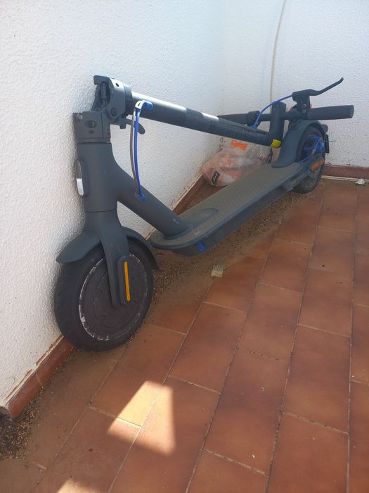 Vendo trotinete eléctrica usada com pouco uso ,em bom estado.
