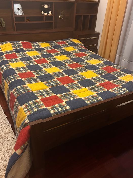 Cama em madeira lacrada