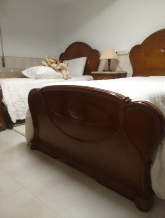 2 camas de corpo e meio e respetivos colchões